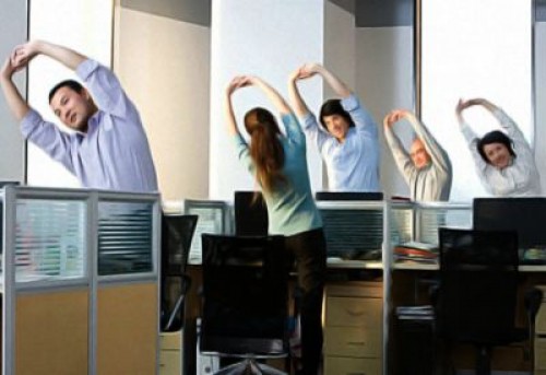 stretching_ufficio_mal_di_schiena_esercizi_scrivania_impiegato_braccia_spalle_1_-tSa-500X0