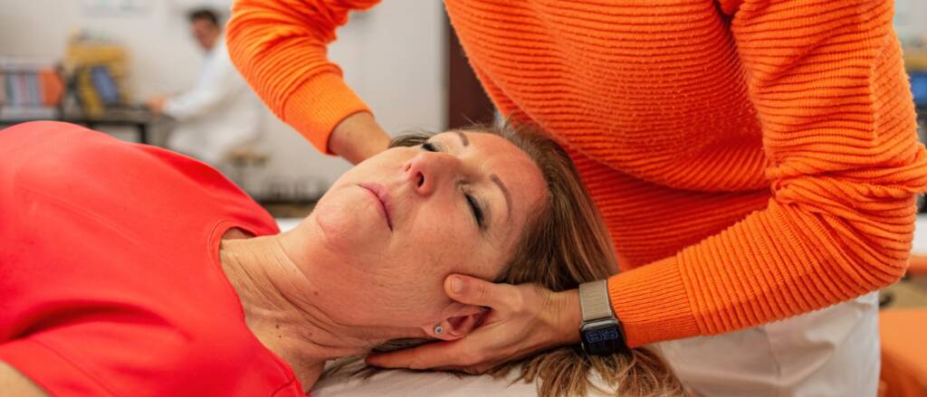 Nel dolore cervicale gli esercizi mirati e la terapia manuale battono i farmaci 
