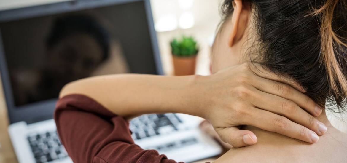 Postura e mal di collo: cosa c’è di vero? Evidenze recenti su postura lavorativa, smartphone e possibili soluzioni