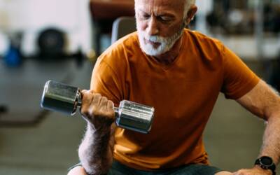 La sedentarietà ci invecchia più dell’età (e la forza non ha una data di scadenza)